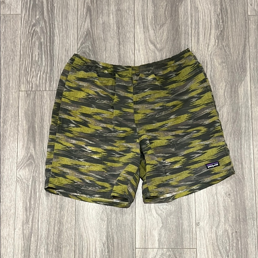 Patagonia Green Aztec rare print swim trunks size medium